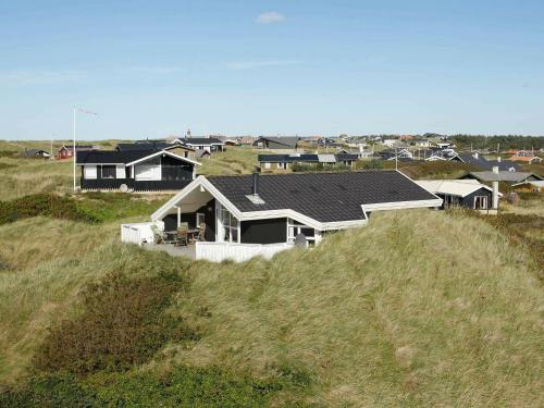 ロッケンにある6 person holiday home in L kkenの草の丘の上に座る家