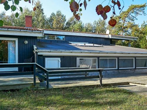 Casa con porche de madera y terraza en 12 person holiday home in Nex, en Snogebæk