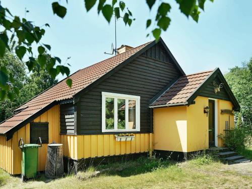 Balkeにある4 person holiday home in Nexの窓のある小さな黄色と黒の家