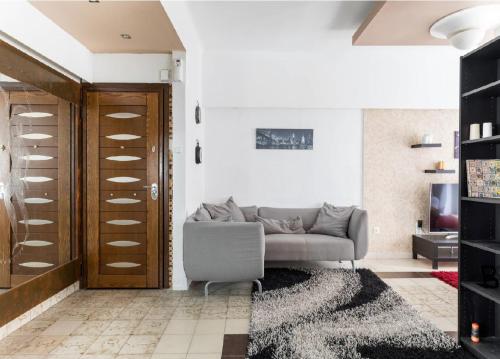 2BD- Perfect Location with square view