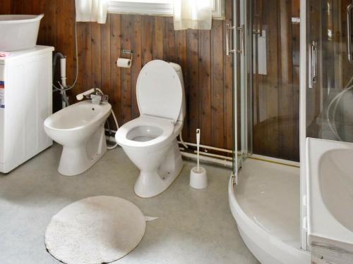 Ванная комната в Two-Bedroom Holiday home in Vågland 4