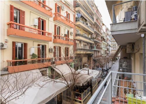2BD- Perfect Location with square view