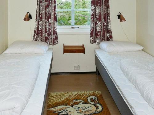 Säng eller sängar i ett rum på Two-Bedroom Holiday home in Lauvstad 1