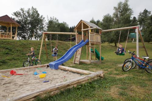 un grupo de niños jugando en un parque infantil en Hotel Rohanov, en Lhota nad Rohanovem
