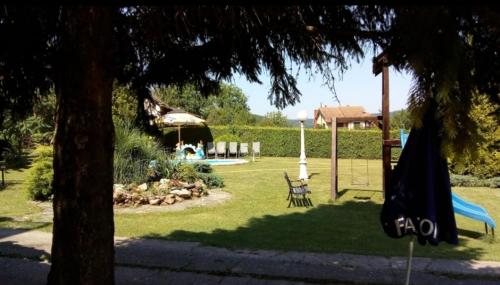 Un jardín fuera de Veliki Raj Plus