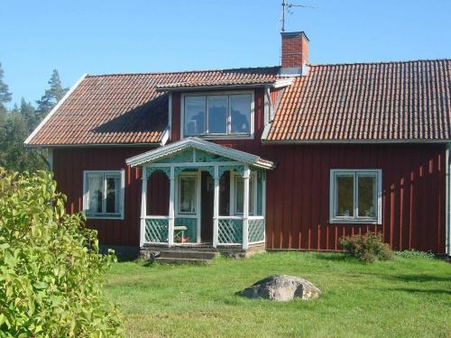 czerwony dom z czerwonym dachem w obiekcie 6 person holiday home in M RLUNDA w mieście Fågelfors