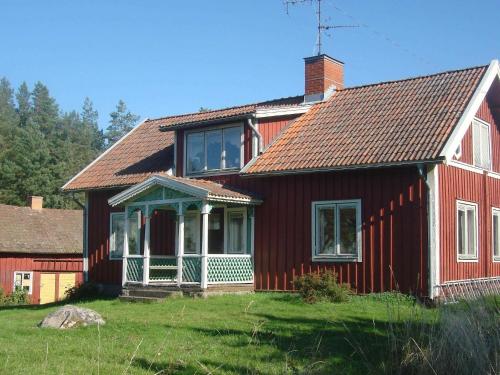 czerwony dom z dachem gambrel w obiekcie 6 person holiday home in M RLUNDA w mieście Fågelfors