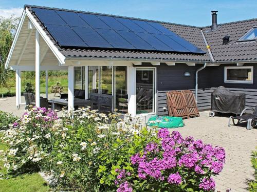 Bøtø By的住宿－12 person holiday home in Idestrup，屋顶上设有太阳能电池板的房子