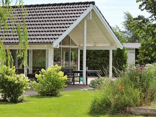 Bøtø By的住宿－12 person holiday home in Idestrup，花园内带野餐桌的凉亭