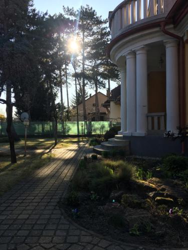 シオーフォクにあるSiófok Villaの建物裏の日差し家