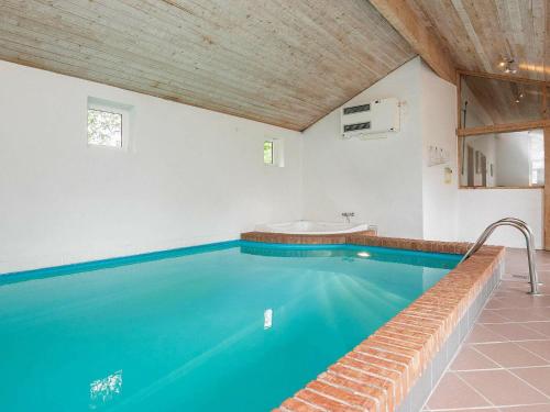 uma piscina com uma banheira e um lavatório em 8 person holiday home in Hj rring em Lønstrup