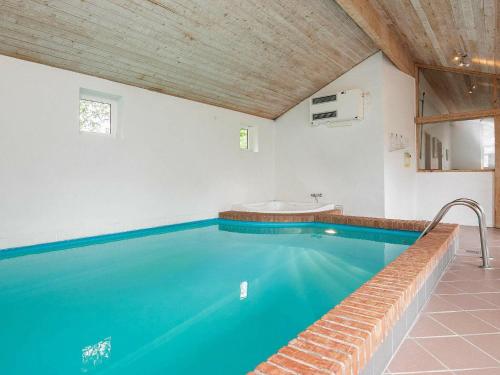 Bazén v ubytování 8 person holiday home in Hjørring-By Traum nebo v jeho okolí