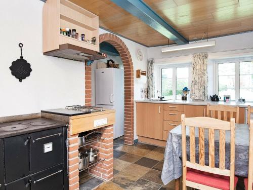 Kuchyň nebo kuchyňský kout v ubytování 4 person holiday home in Bredebro-By Traum