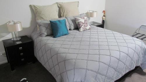 Ένα ή περισσότερα κρεβάτια σε δωμάτιο στο Tongariro Suites