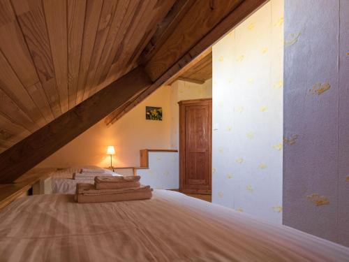 Gulta vai gultas numurā naktsmītnē Quaint Cottage in Aquitaine with furnished garden
