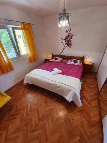 Un dormitorio con una cama con dos gatos. en Apartment Enjoy You, en Split