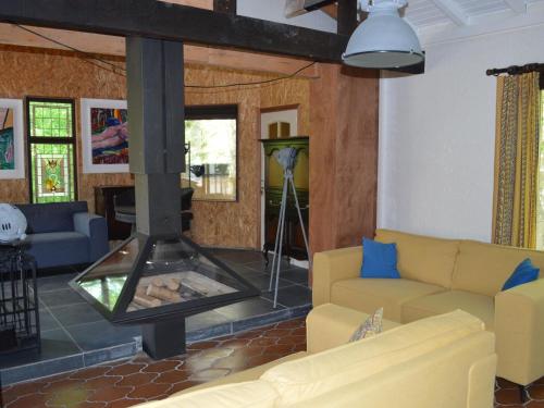 sala de estar con sofá y chimenea en Holiday Home in Fayence with Private Pool, en Fayence