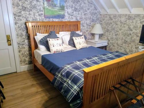 um quarto com uma cama com lençóis e almofadas azuis em Splendor Inn Bed & Breakfast em Norwich