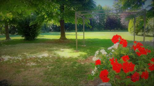 Ein Garten an der Unterkunft La Torre di Longara