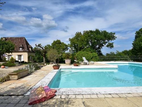 - une piscine en face d'une maison dans l'établissement Luxurious Mansion in Aquitaine with Swimming Pool, à Port-Sainte-Foy-et-Ponchapt