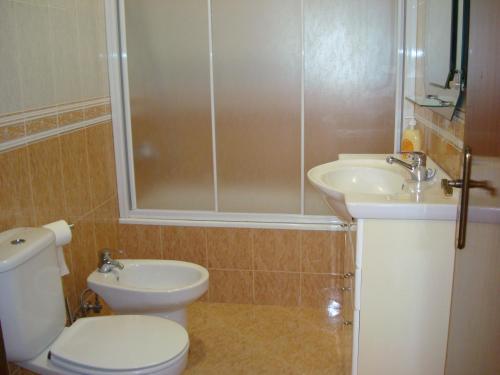 a bathroom with a toilet and a sink and a shower at 2Bed 15km Lisbon - Wifi, Ac, Parking in Arsena