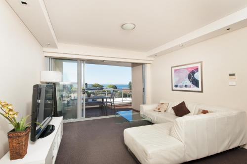 Una televisión o centro de entretenimiento en Cote D'Azur Resort