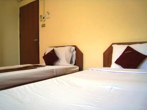 Кровать или кровати в номере Choktawee Mansion Lampang
