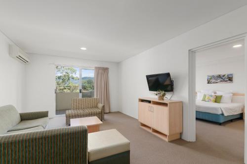 Televisyen dan/atau pusat hiburan di Quality Suites Pioneer Sands