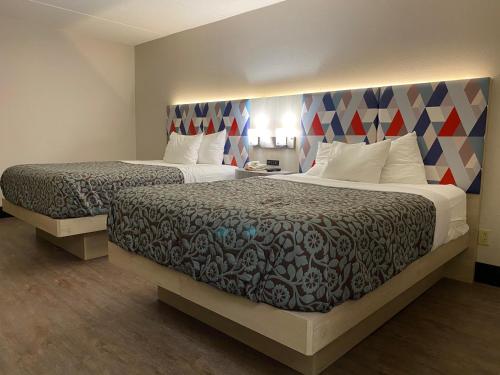 Voodi või voodid majutusasutuse Days Inn & Suites by Wyndham Peachtree Corners Norcross toas