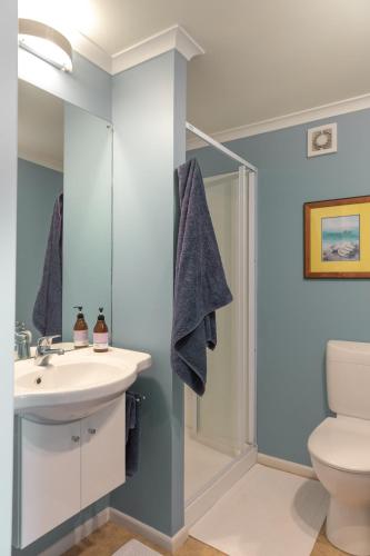 uma casa de banho com um lavatório e um WC em Blue moon em Collingwood