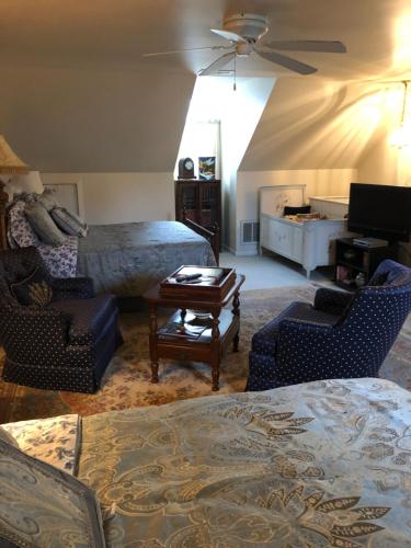 a living room with a bed and a table and chairs at Angies B&B in Wilmington