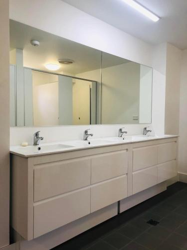 Un baño de Surf Inn Boutique Backpackers - FREE BREAKFAST