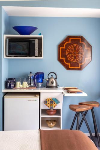 - une cuisine avec un comptoir et un four micro-ondes dans l'établissement Blue moon, à Collingwood