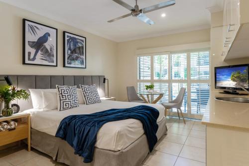 Schlafzimmer mit einem Kingsize-Bett und einem TV in der Unterkunft Shantara Resort Port Douglas - Adults Only Retreat in Port Douglas