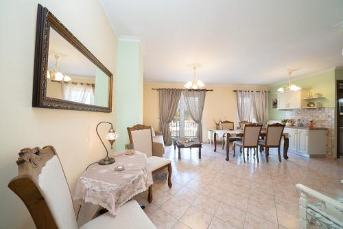 Kuchyňa alebo kuchynka v ubytovaní AIGLI ELEGANT SEA VIEW APARTMENT IN ARGOSTOLI