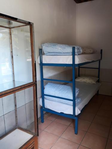 Ένα ή περισσότερα κρεβάτια σε δωμάτιο στο Johannesburg Youth Hostel
