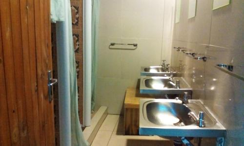 y baño con 3 lavabos y ducha. en Johannesburg Youth Hostel, en Johannesburgo
