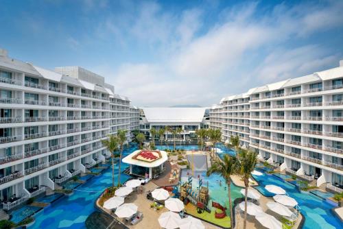 三亞的住宿－三亚亚龙湾迎宾馆别墅，享有带游泳池的度假村的空中景致