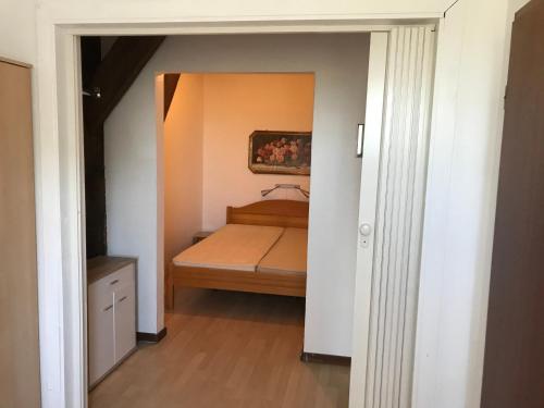 a small bedroom with a bed in a room at Ferienanlage Achtern Diek in Thalingburen