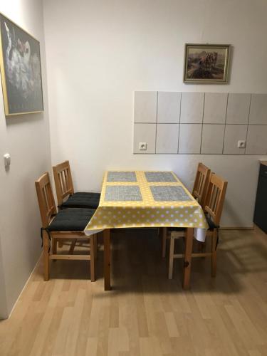 a dining room table with a yellow and blue table cloth at Ferienanlage Achtern Diek in Thalingburen