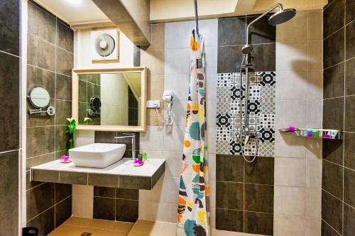 un bagno con lavandino e doccia di Sutera Sanctuary Lodges At Kinabalu Park a Kampong Kundassan
