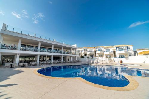Πισίνα στο ή κοντά στο Parque Nereida Suites Hotel