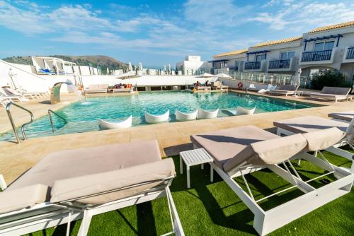 Πισίνα στο ή κοντά στο Parque Nereida Suites Hotel