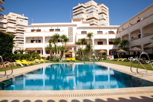 una piscina frente a un edificio en Hotel Tarik, en Torremolinos