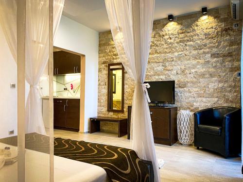 um quarto com uma cama e uma parede de pedra em RESIDENCE Apartments em Ulcinj