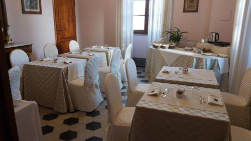 A restaurant or other place to eat at Relais Villa Scarfantoni B&B
