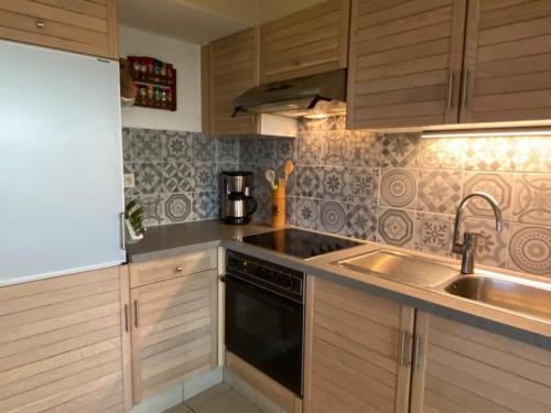 
A kitchen or kitchenette at Seadream
