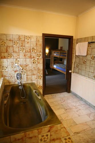 HerockにあるHostellerie Hérockの部屋にバスタブ付きのバスルーム