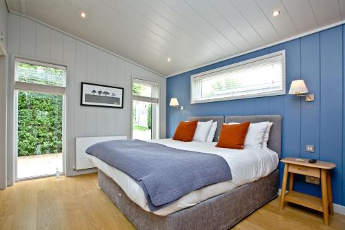 Кровать или кровати в номере Orchard Lodge, Strawberryfield Park