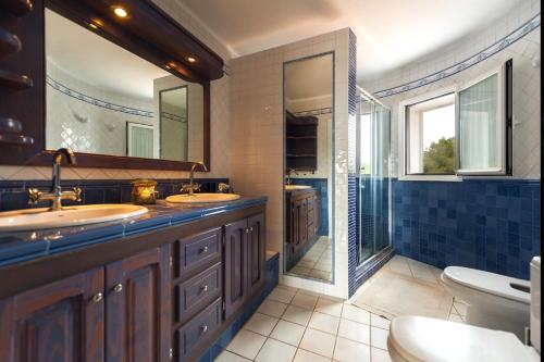 y baño con 2 lavabos, ducha y aseo. en Rent this Luxury Villa with Amazing Sea Views, Ibiza Villa 1021, en Sant Josep de sa Talaia